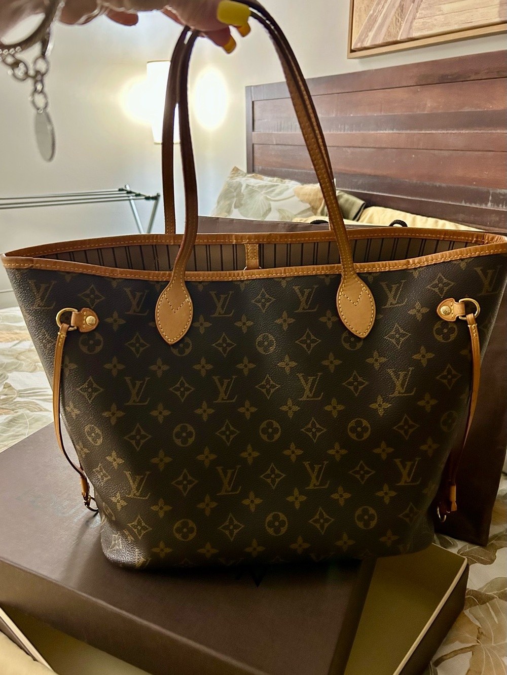 Louis Vuitton Neverfull MM Monogram Canvas Tote with Vachetta Trim - Picture 4 of 16